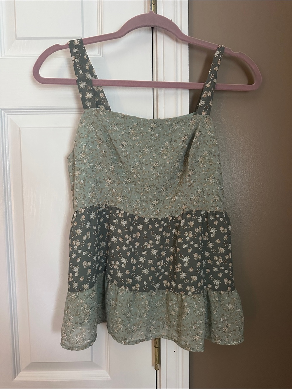 Paper Crane Floral Tiered Sleeveless Women's Top - Sage Green